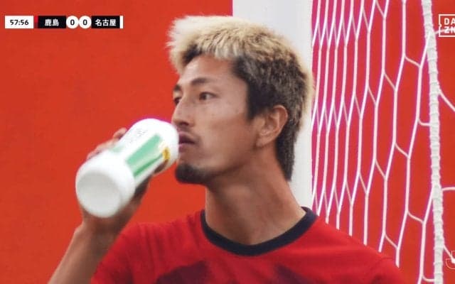 嘘だろ！？ 鈴木優磨、“乱暴行為”認定の退場→思わず水を噴き出した瞬間…「レッドはないだろ」「擁護できない」報復リアクションが物議