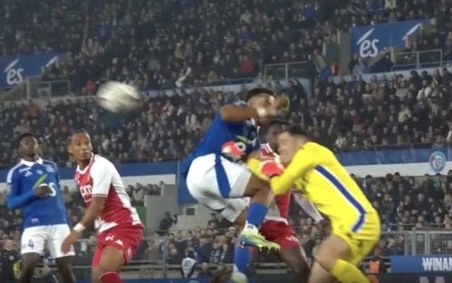 おい！退場させろよ…！「ガッツリ入ってる」 解説者もドン引き… GKの脇腹にヒザが直撃する“超危険プレー”の瞬間「レッドじゃね？」