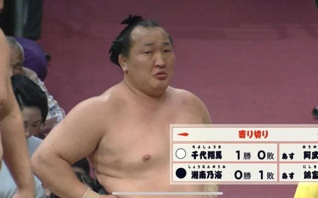 バチンと超強烈ビンタに「キレてる」力士が見せた一瞬の表情にファン騒然「絶対おこ」「睨んでる」