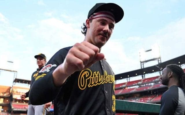 怪物新人と付き合う“800万人美女”が「ゴージャス！」　金髪＆ノースリ姿で注目「魅力的だ」