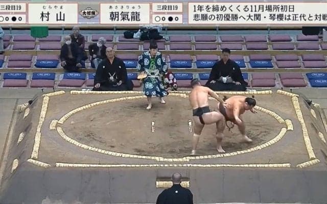 力士が「とっ、飛んだ！」衝撃音に館内悲鳴…土俵下に落下するアクシデントも「身体能力すごい」一転称賛の声