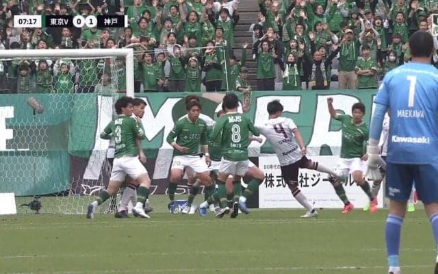 漫画かよ！神戸DFの“アニメな一撃”が話題沸騰「ブルーロック出身やろ」一瞬で相手11人を無効化する超絶トラップ＆ボレー炸裂の瞬間