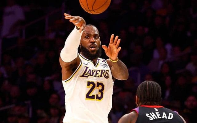 レイカーズ逆転勝ち…レブロンがトリプルダブル、八村はFG成功率18.2%と不発