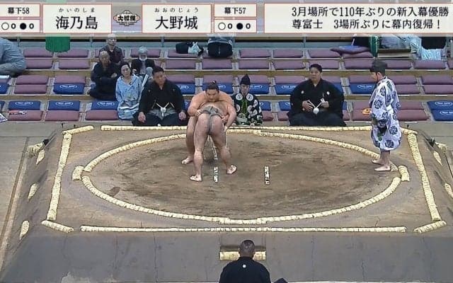 ひょっこり顔出した姿が「あらイケメン」「男前やな」真剣勝負のシーンで見つかった華やかな一コマ「かっこいい！！」