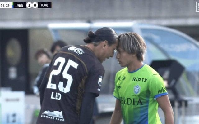 Ｊリーグで“まるでストリートファイト”の超緊迫シーン…突き飛ばし＆頭突き→睨み合いの一部始終「ヒートアップしすぎてる」湘南FWは和解強調