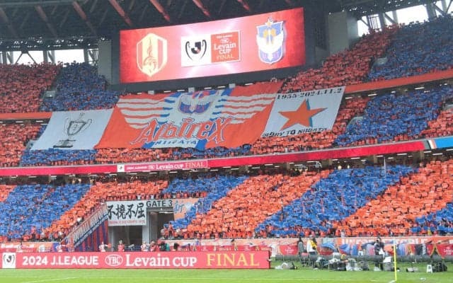 「おっ！ 縦縞復活」「アルビらしいストライプで好き」　新潟が早くも来季の新ユニフォームを公開！ ファンの反応上々