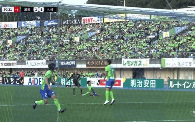 嘘だろ？“無人のゴール”へのシュートが枠外…「決めてくれよ！」ミシャ監督も札幌ファンも総崩れでズッコケた一部始終