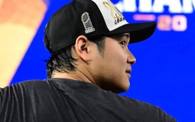 「痛々しい」米メディアが捉えた大谷翔平の“近影”　左肩を固定する姿に不安の声も「誰の助けも借りずに…」