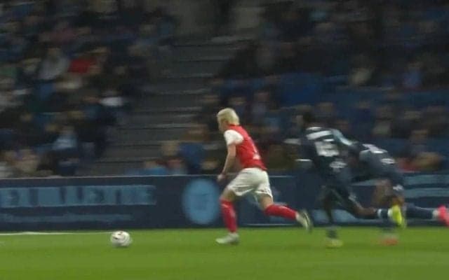 どうなってんだよ！ 伊東純也、“急加速”爆速カットイン「止めれねえ…」 相手DF3人をブチ抜く… 豪快すぎる“ゴラッソ未遂”が「エグすぎ」