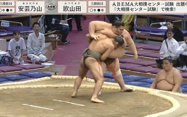「背中割れてるやん」驚異の筋肉“バキバキ”力士、体重120キロ差の超巨漢を力勝負で圧倒 会場驚きの声