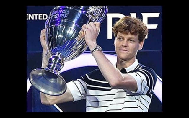 シナー 年間世界1位に、母は涙