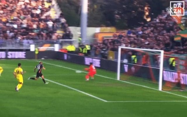 現地メディアも称賛！ 鈴木彩艶、“左足ブロック”の決定機阻止がスーパーすぎる！ 決勝ゴールを呼び込んだビッグセーブの瞬間