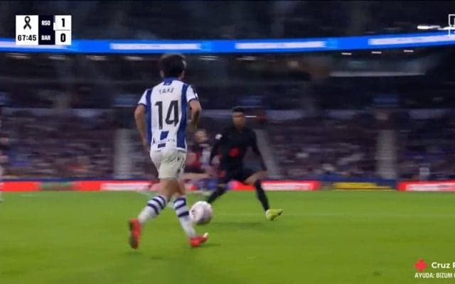 久保建英がバルサの“Wマーク”を無効化！「2枚付けてるのにボコボコにされてる」必殺アウトサイドパスで決定機演出の瞬間