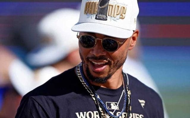 ベッツ、オフも大忙し　レイカーズ→今度はNFL観戦…ノリノリでLAを盛り上げる