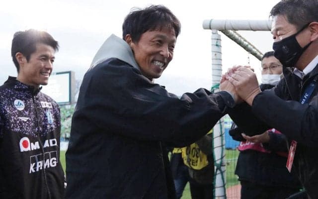 10月のJ1優秀監督は絶好調の湘南・山口智監督！ J2は連続逆転勝利の千葉・小林慶行、J3は4試合3勝の鳥取・林健太郎監督が受賞
