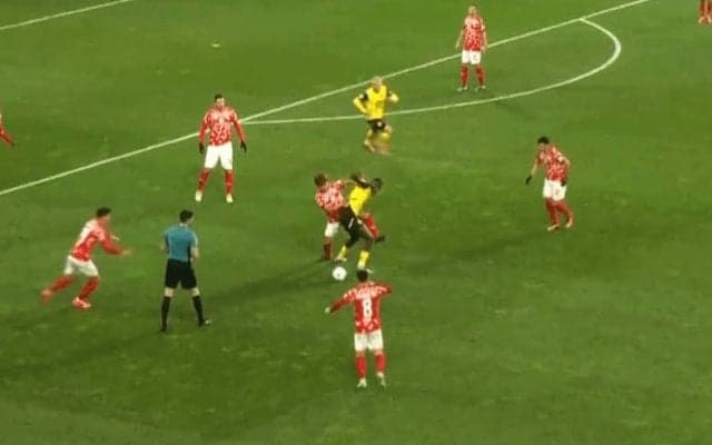 遠藤航に続く「デュエル王」に？ 佐野海舟が10cm以上も大きい屈強FWを完全シャットアウト→ブンデスリーガで対人勝利数が上位ランクイン