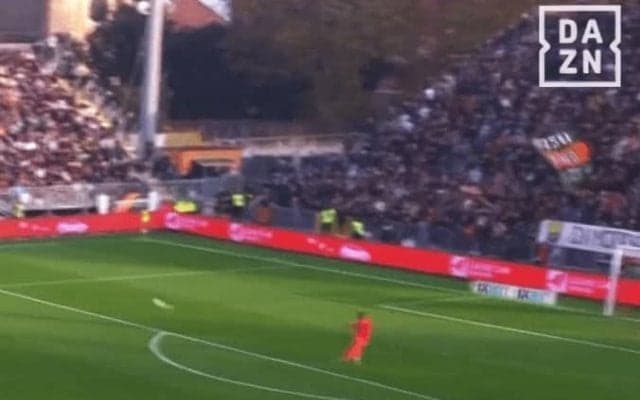 半端ないって！ 鈴木彩艶、“70mピンポイントパス”に感嘆の声「もしや世界一じゃね？」「やっぱりロングフィードおかしいよ」