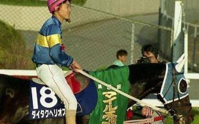 「笑いながら走る馬」が魅せた大外からの横綱相撲 史上2頭目のマイルCS連覇