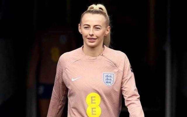 マンチェスター・シティ長谷川唯の｢大の仲良し｣美人すぎる相棒、｢美くびれ全開｣ヘソ出しコーデ＆｢雰囲気ガラリ｣巻き髪で新鮮ファンサ