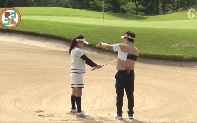 左足下がりのバンカーから距離を出すには？　3つのポイントを伝授