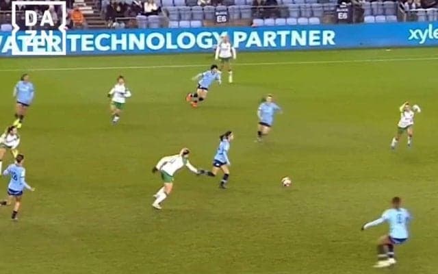 うまっ！ 長谷川唯、女子CLでもレベチ！ 完璧すぎるインターセプト→華麗ターンで相手プレスを無力化した瞬間