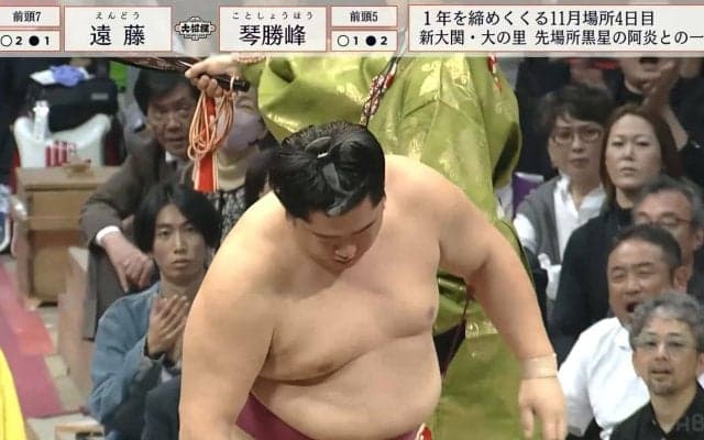 「大丈夫か？」勝った力士も“どうした”と心配顔…力士が突然後ろに倒れ込むアクシデント「危ない！」館内ざわめき