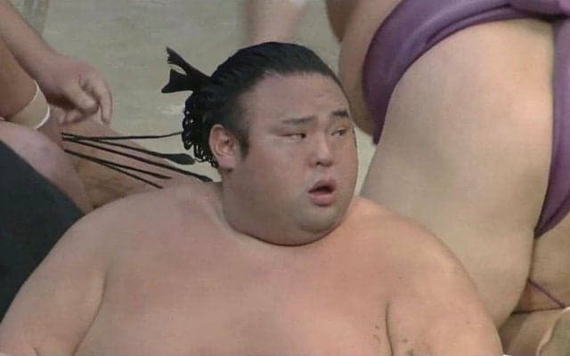 大相撲中継に映り込んだ“激痩せ”貴景勝が優しい笑顔を見せた瞬間「かわいいにもほどがある」「笑ってるぅ」悶絶の声