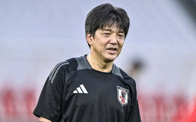 「うまっ」「真似できない」日本代表元10番の名波浩コーチが披露した凄テク“片足ヒールリフト”が話題！「これどういう仕組み？」「魔法の左足は健在」と驚嘆の声