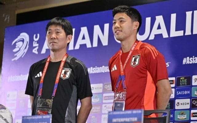 日本代表の公式会見でまさかの光景……主将・遠藤航のサイン欲しさにインドネシアのTV局記者がユニフォームを持って飛び出す！ 現地で見た「神対応」の一部始終とアジアで高まる注目度
