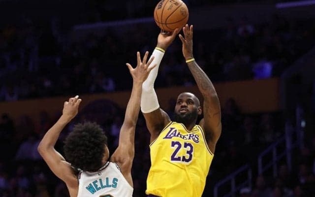 レイカーズのレブロン・ジェームズが歴代最年長で3戦連続のトリプルダブル