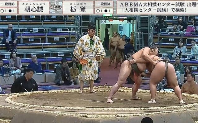 「気になって相撲に集中できない」まだ客もまばらな大相撲中継に“人気芸人”の姿 「どんだけ好きなんだ」「こんな早い時間帯から」驚きの声