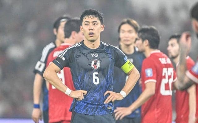 日本代表とインドネシア代表との試合後のピッチの上で2組の選手がユニフォーム交換……日本代表人気すさまじい現地で、大勢のサポーターが熱狂的応援を演出した一戦後のノーサイドな瞬間