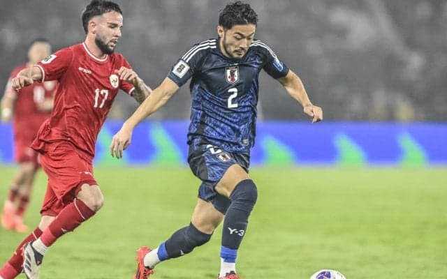 「センスやばすぎまじかっけえ!!!」日本代表戦でインドネシアサポーターが雷雨の中で掲げた「巨大過ぎるゴジラのコレオ」が大絶賛！「ハイクオリティなデザイン」に込めた“選手を鼓舞する意味”