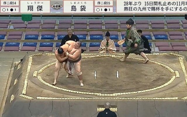あぁ、腕が…！ 現役最年長力士が見せた厳しい攻めに館内騒然 “28歳差”対決で貫録も