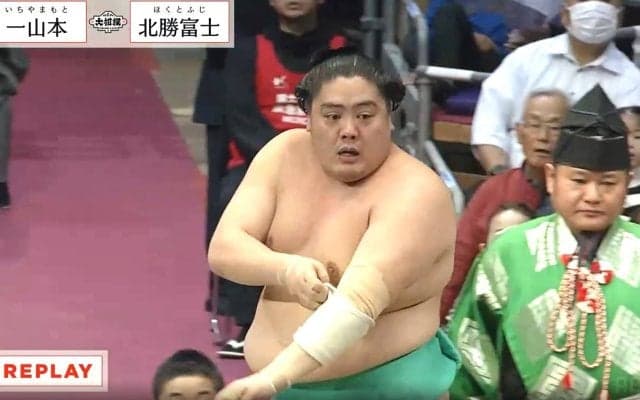 やべっ…！ 土俵下で何が起きた？ “あわや”の展開に勝った力士が… 敗れた力士がたまり席にダイブ “迷実況”も誕生