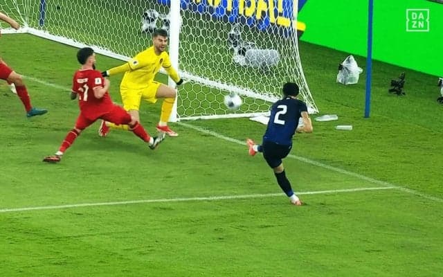 嘘だろ？「狂ったアングル」菅原由勢の“ニアぶち抜きゴラッソ”に海外ファンも驚愕！「あんな狭いスペースを…」「スーパーだ」