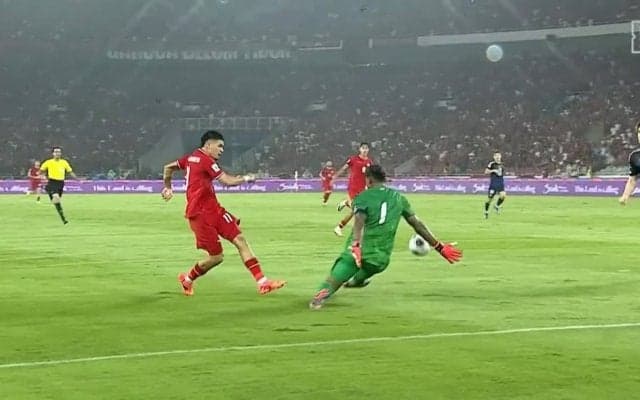 “日本のブッフォン”爆誕！鈴木彩艶、圧巻の1対1で完璧シャットアウトの瞬間「成長エグい」「接近戦歴代最強GK」ピンチを救う“神セーブ”に賛辞止まず