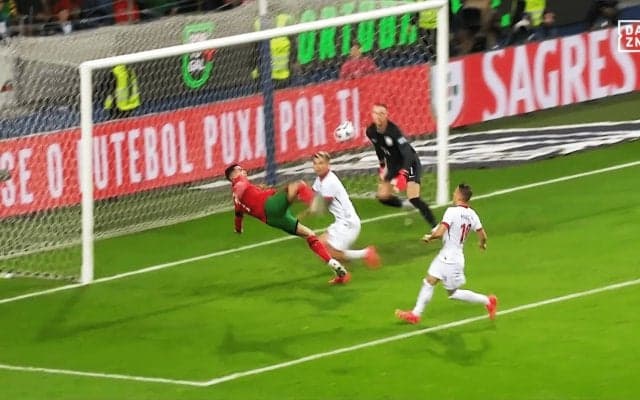 キャプテン翼かよ！ C・ロナウドの“驚愕バイシクル弾”にSNS騒然！「39歳のやっていいゴールじゃない笑」「衰え知らずすぎる」