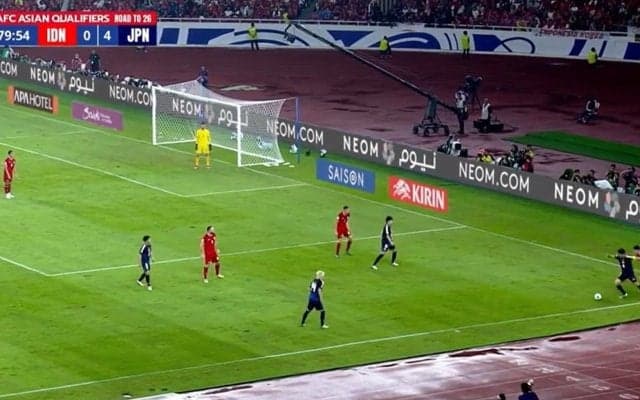 遠藤航、インドネシア代表に完全デュエル勝利！「あんなに寄せられたら辛いよな」ライン際まで追いつめて容赦なくボールを強奪した瞬間