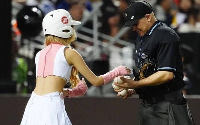 侍J戦で…“大胆すぎる”ボールガールが注目「もはやスカートの意味ない…」　解説も苦笑い