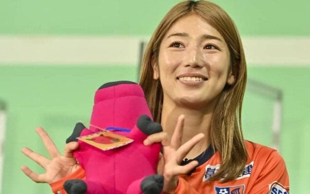   “胸元”にも視線…｢やけに美人｣キリッと“顔面変化”の元ヤングなでしこ大宮MF仲田歩夢、シースルーバングの新ヘア公開｢超絶かわいい｣の声
