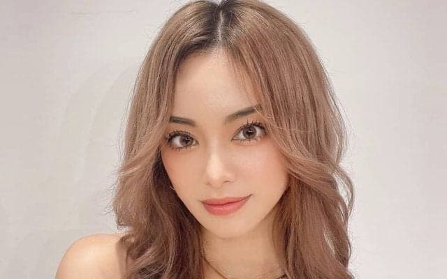 ｢エビちゃんかと｣｢ヤバすぎる｣ ｢キュンです｣整形告白の｢美人すぎるW杯サポーター｣、ジュビロとのコラボT&短パン着用姿に｢買いたい｣の声