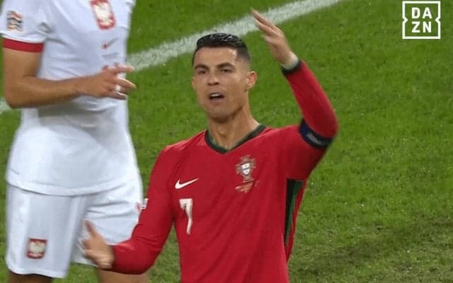 一体なにが…C・ロナウドが激昂！ 主審の目の前で「ふざけんな」ポーズ→イエローカードでも怒りが収まらなかった一部始終「落ち着けってw」