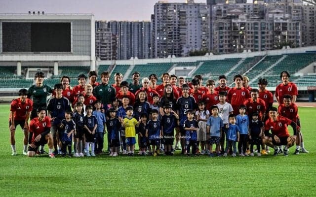 「修学旅行感みたい」「めちゃめちゃ楽しい男子校のノリ」日本代表27人が乗ったチャーター機内の「仲良すぎショット」が大反響！ 仲良しペア2組の“席順”も「兄弟みたい」の声