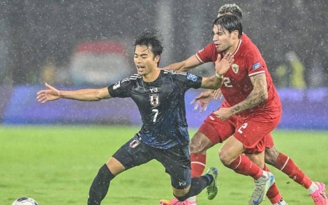 【インドネシア戦で狙われた三笘の左サイド。中国戦でどうすべきか？(1)】三笘薫のドリブル打開力を徹底警戒されるパターンが急増。左サイドの最適解は……森保監督が探る「2つの策」