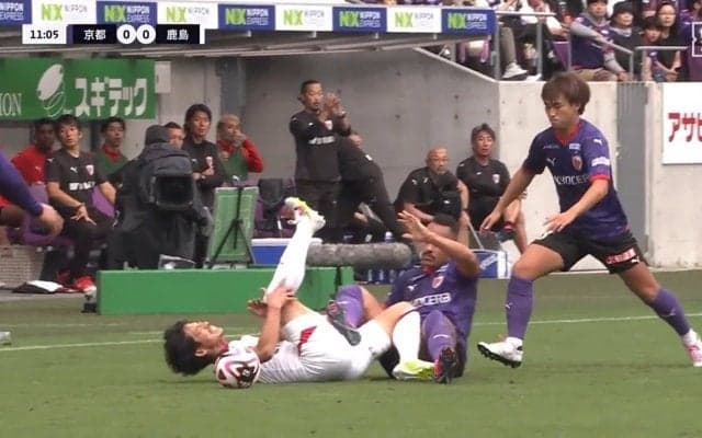 「カード出さんと荒れるぞ」交錯からの“蹴り上げ”疑惑でスタジアム騒然「レッドだろ！」「故意ではないな」ファンの意見は真っ二つ