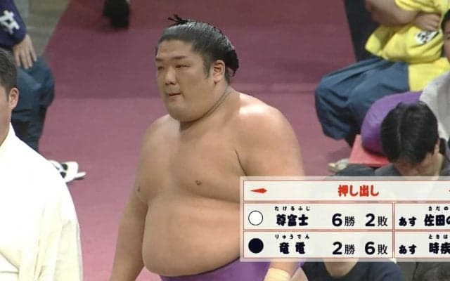 「あんたかっけぇよ…」尊富士、土俵下に落下した力士に紳士な振る舞い「惚れる」「やだ優しい」絶賛の声