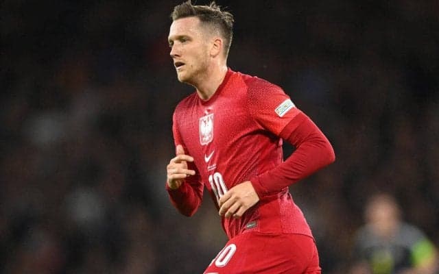 大敗後にC・ロナウドと記念写真で物議　ポーランド代表10番が反論…「負けたんだから隅っこに隠れてろとでも？」