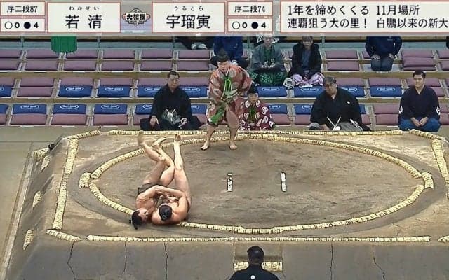 61キロ力士、何をした？ “レア技”で巨体をひっくり返す 一瞬の出来事に館内騒然 倒れた力士に手を…優しさも