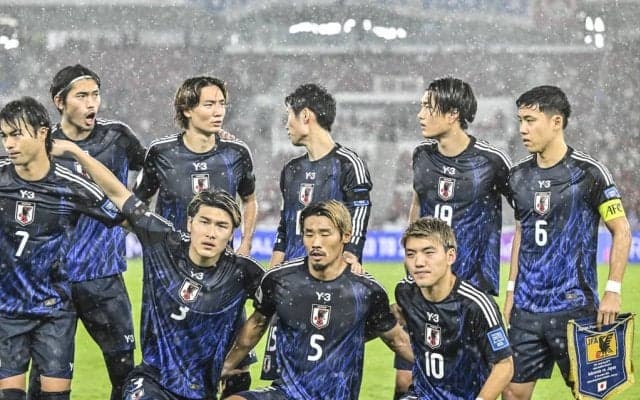 「顔採用してるってくらいイケメン揃い」日本代表全員がビシっと決めた「スーツ集合写真」が大絶賛！「三笘さんだけネクタイ曲がってる」「伊東純也スタイルよすぎ」と見どころ満載の声